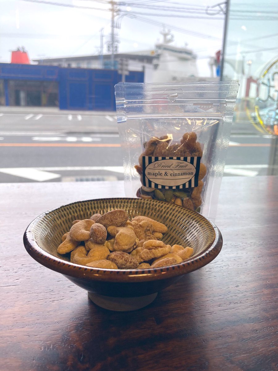 SPICEUP2024's tweet photo. 古くさいとか言う人もおるけど
大分の小鹿田焼、良き
ちーっさい細かい飛びかんな(模様)が可愛い
福岡の小石原焼きに似てるけど、兄弟みたいなもんしらしい
スナッツ🥜の兄弟ノンスモークタイプの甘い系も
#小鹿田焼
#SNUTS
#さんふらわあ
#大分角打ち https://t.co/rLWjYvuDeF