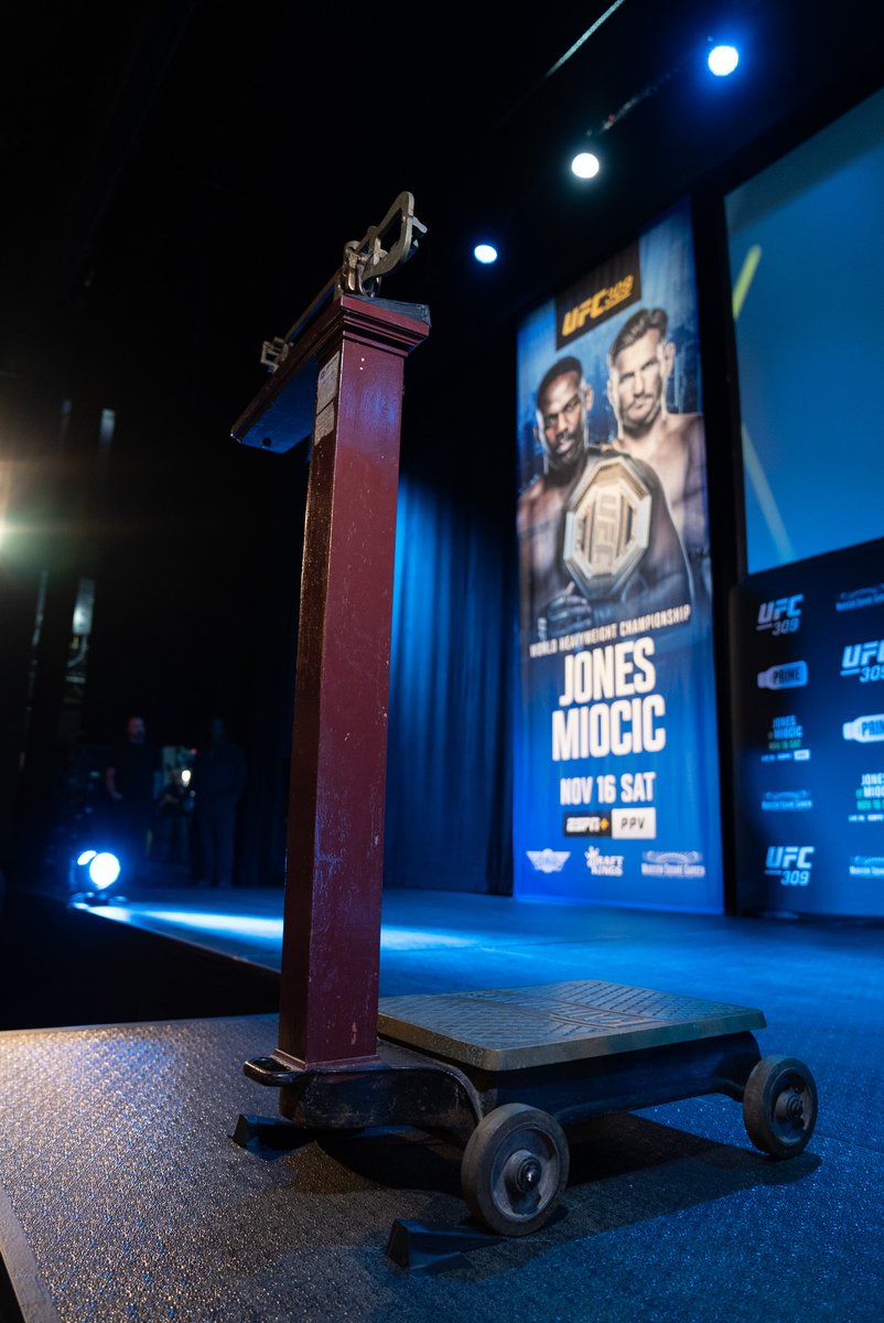 UFCEspanol's tweet photo. 🕰️ La báscula que hizo historia durante Ali vs. Frazier regresó al Madison Square Garden para #UFC309. Un vínculo único entre leyendas de diferentes épocas, Ali y Jon Jones, en una noche que celebra 50 años de grandeza en los deportes de combate. 📜 https://t.co/1DmQdnxlxX