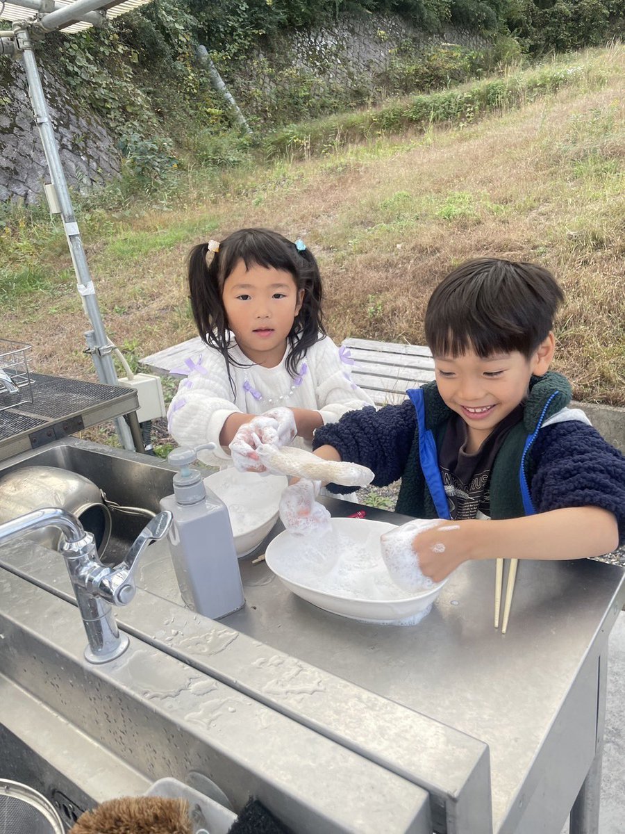tsc_freeschool's tweet photo. みんなで醤油ラーメン作り！🍜✨
自分たちで話し合って、食べたいものを作る楽し��を味わいました。
大人の手は借りず、片付けまでしっかり完了！👍 https://t.co/v7chXQR5G8