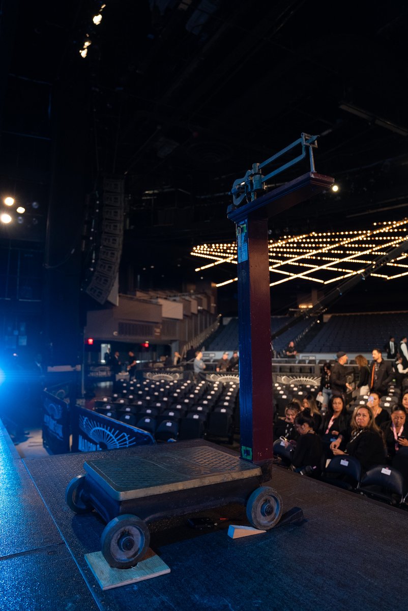 UFCEspanol's tweet photo. 🕰️ La báscula que hizo historia durante Ali vs. Frazier regresó al Madison Square Garden para #UFC309. Un vínculo único entre leyendas de diferentes épocas, Ali y Jon Jones, en una noche que celebra 50 años de grandeza en los deportes de combate. 📜 https://t.co/1DmQdnxlxX