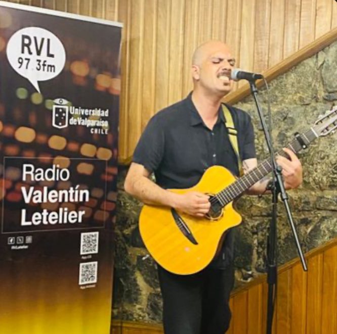 Entrevista y concierto a Gonzalo Sáez en <a href="/rvletelier/">Radio Valentín Letelier</a>, presentando nuevas canciones con su propia interpretación de #Valparaíso mixcloud.com/RadioValentinL…