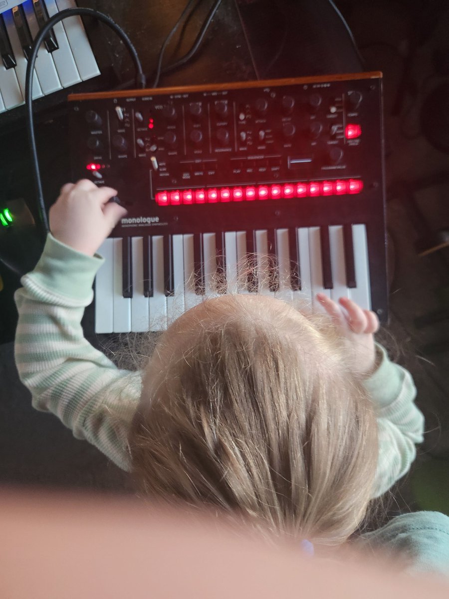 3 years old and she's is already turning the knobs.

#composer #korg #synth #gameaudio
