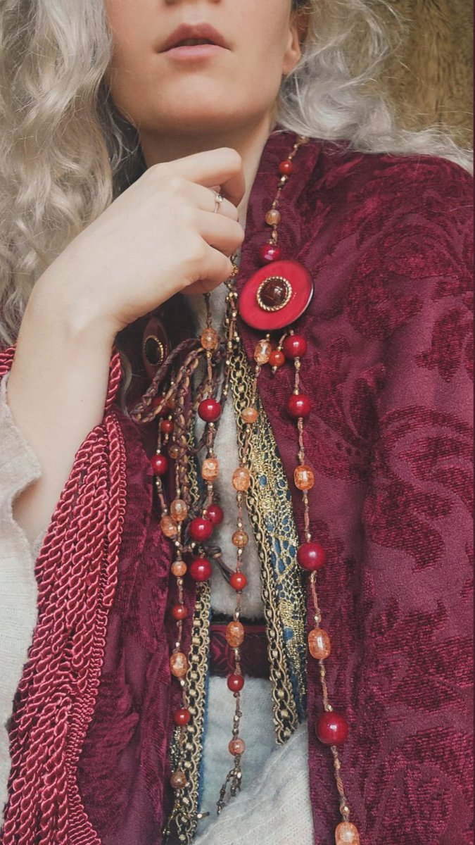 Starting today, I'll be adding capes and cloaks to the shop, starting with this rust red tea cape. 
*Only one available*
etsy.com/shop/ArcherInv…
Stay cozy this weekend, my friends. 
🤎