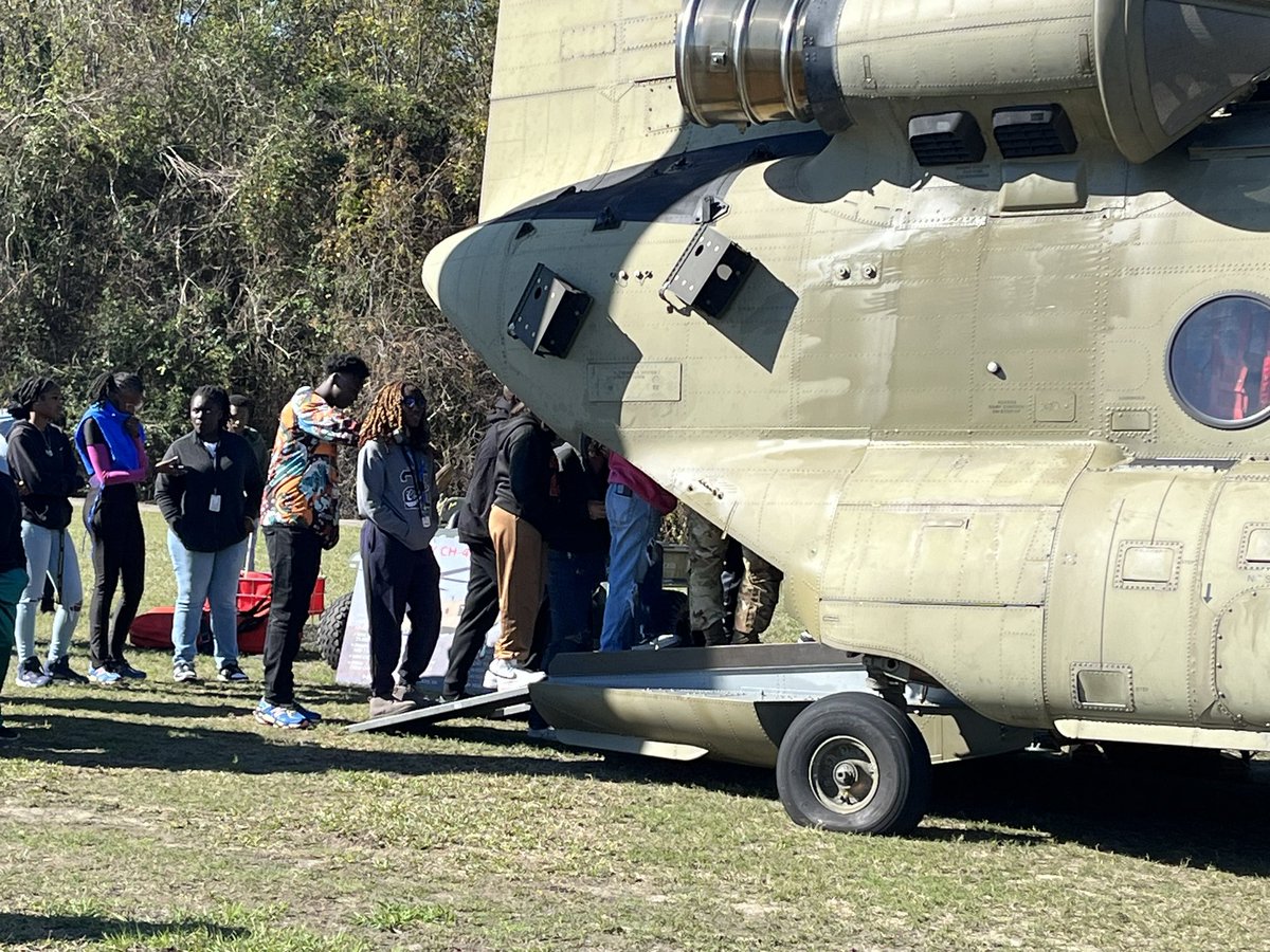 MrLakeMarionHS's tweet image. Great things are happening @LakeMarionHS the close of an amazing day of learning for our students granted by the US ARMY ending with the departure of the show stopper! #STEMEVENT! #GoArmy #CCR @ocsdsc @Glover_Viking @fosteringocsd