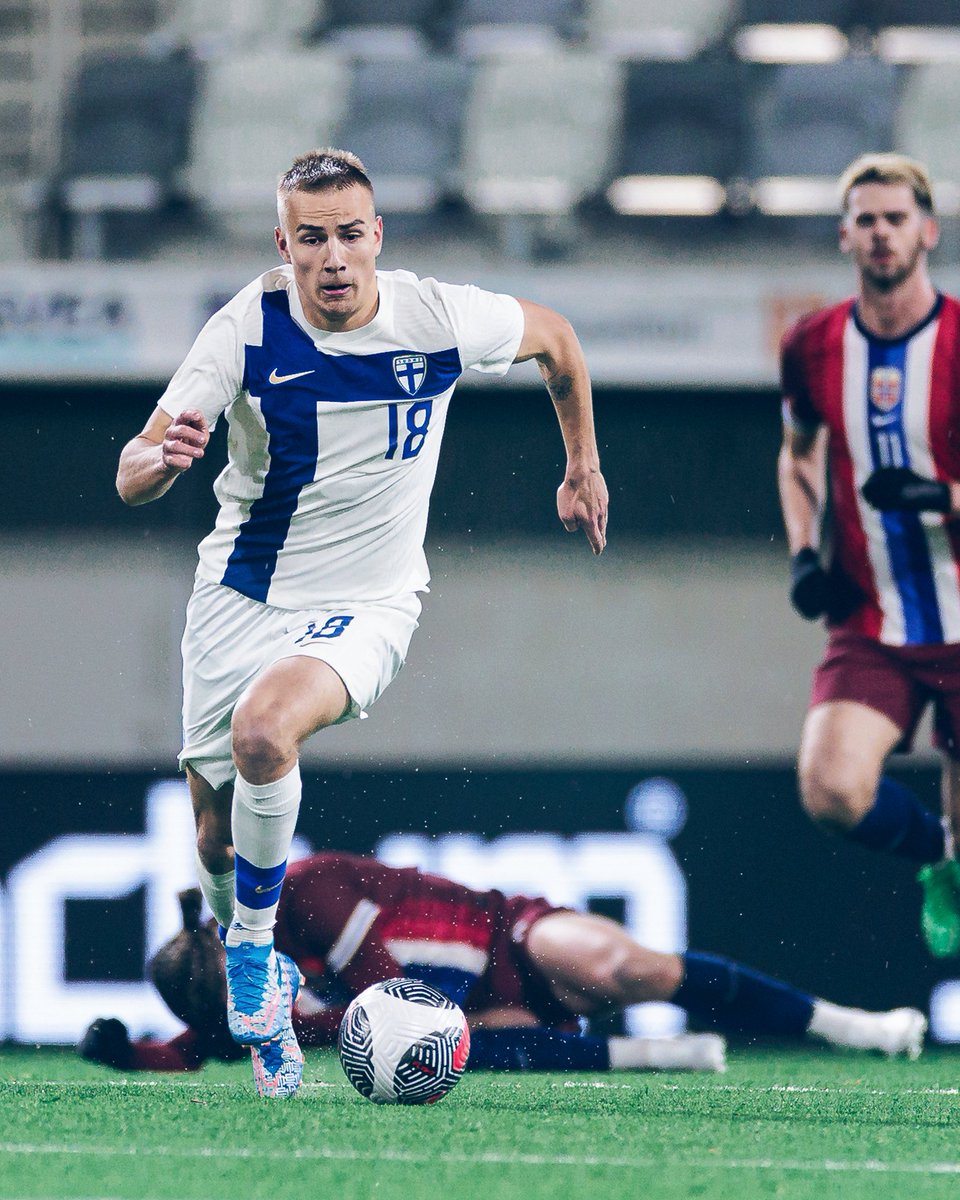 Huuhkajat's tweet photo. Tammelan tunteikas perjantai-ilta kuvina! 🎞️
📸: Jimi Soinila
#Pikkuhuuhkajat #FINNOR #U21EURO #MeOlemmeSuomi https://t.co/F2PV4JBMKC