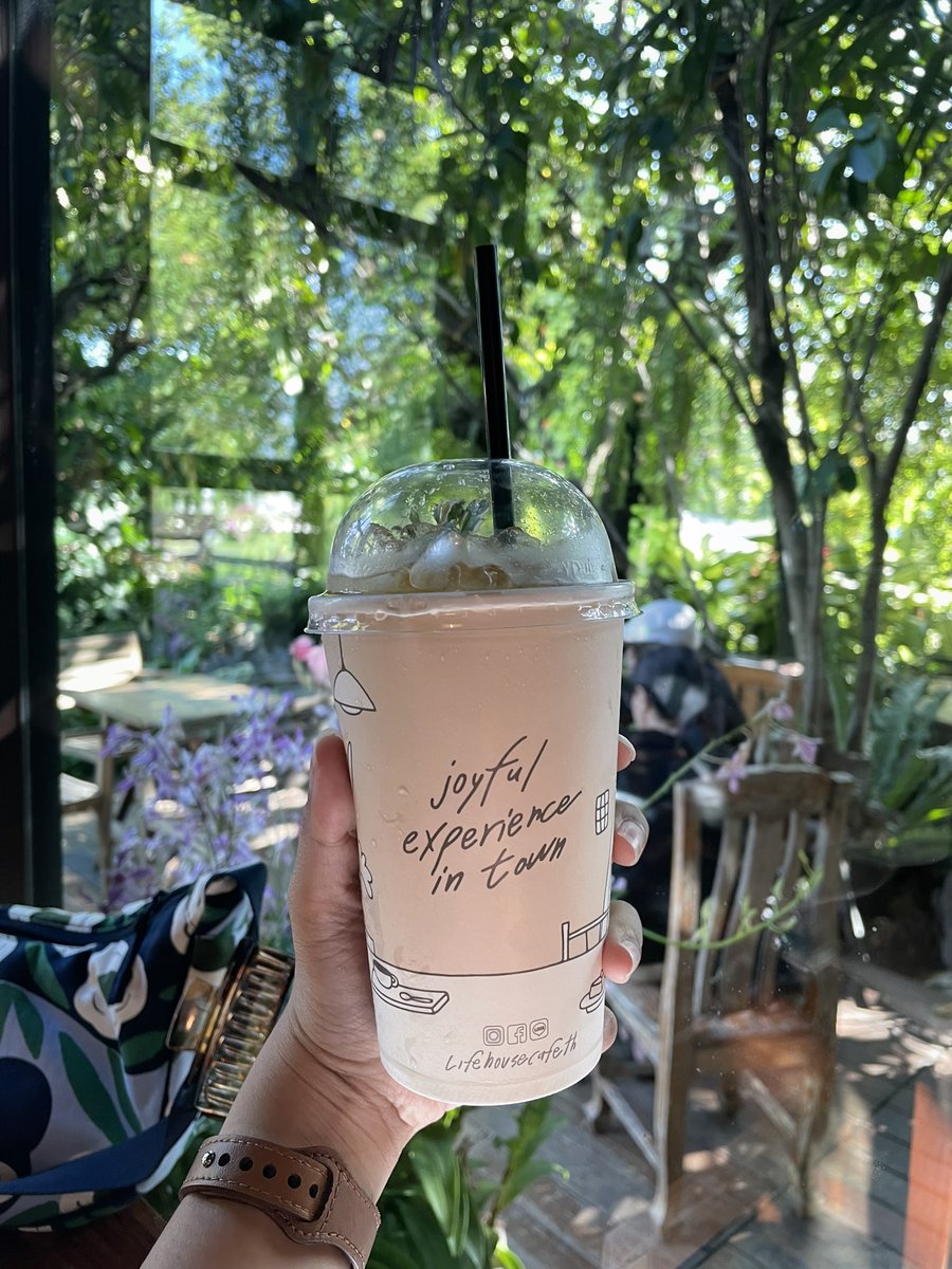 Orntheway's tweet photo. 📍Lifehouse cafe &amp; Kitchen คาเฟ่โฮมมี่ จ.ฉะเชิงเทรา 🌳🌸🌼🍃✨ ตอนเสิร์ชหาก็คือชอบที่นี่ตั้งแต่เห็นเลย 

พอมาถึงก็คือไม่ผิดหวัง ด้วยความที่ต้นไม้เยอะมาก อากาศที่ร้านเลยเย็นสบาย แถมจัดร้านน่ารักมากก ถ่ายรูปได้ทุกมุม

สรุปคือ highly recommended

#chachoengsao #lifehousecafe https://t.co/u1jEcQNyaH