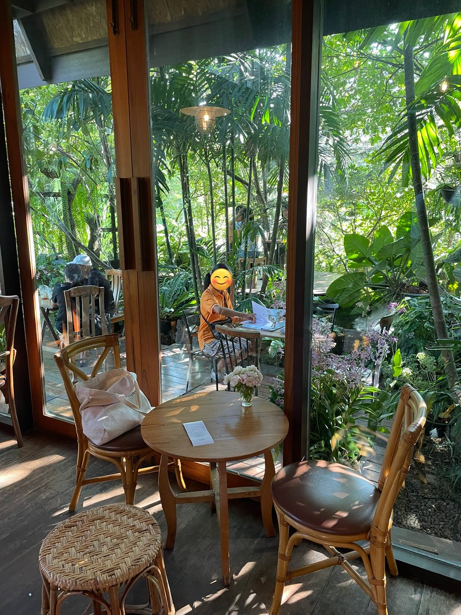 Orntheway's tweet photo. 📍Lifehouse cafe &amp; Kitchen คาเฟ่โฮมมี่ จ.ฉะเชิงเทรา 🌳🌸🌼🍃✨ ตอนเสิร์ชหาก็คือชอบที่นี่ตั้งแต่เห็นเลย 

พอมาถึงก็คือไม่ผิดหวัง ด้วยความที่ต้นไม้เยอะมาก อากาศที่ร้านเลยเย็นสบาย แถมจัดร้านน่ารักมากก ถ่ายรูปได้ทุกมุม

สรุปคือ highly recommended

#chachoengsao #lifehousecafe https://t.co/u1jEcQNyaH