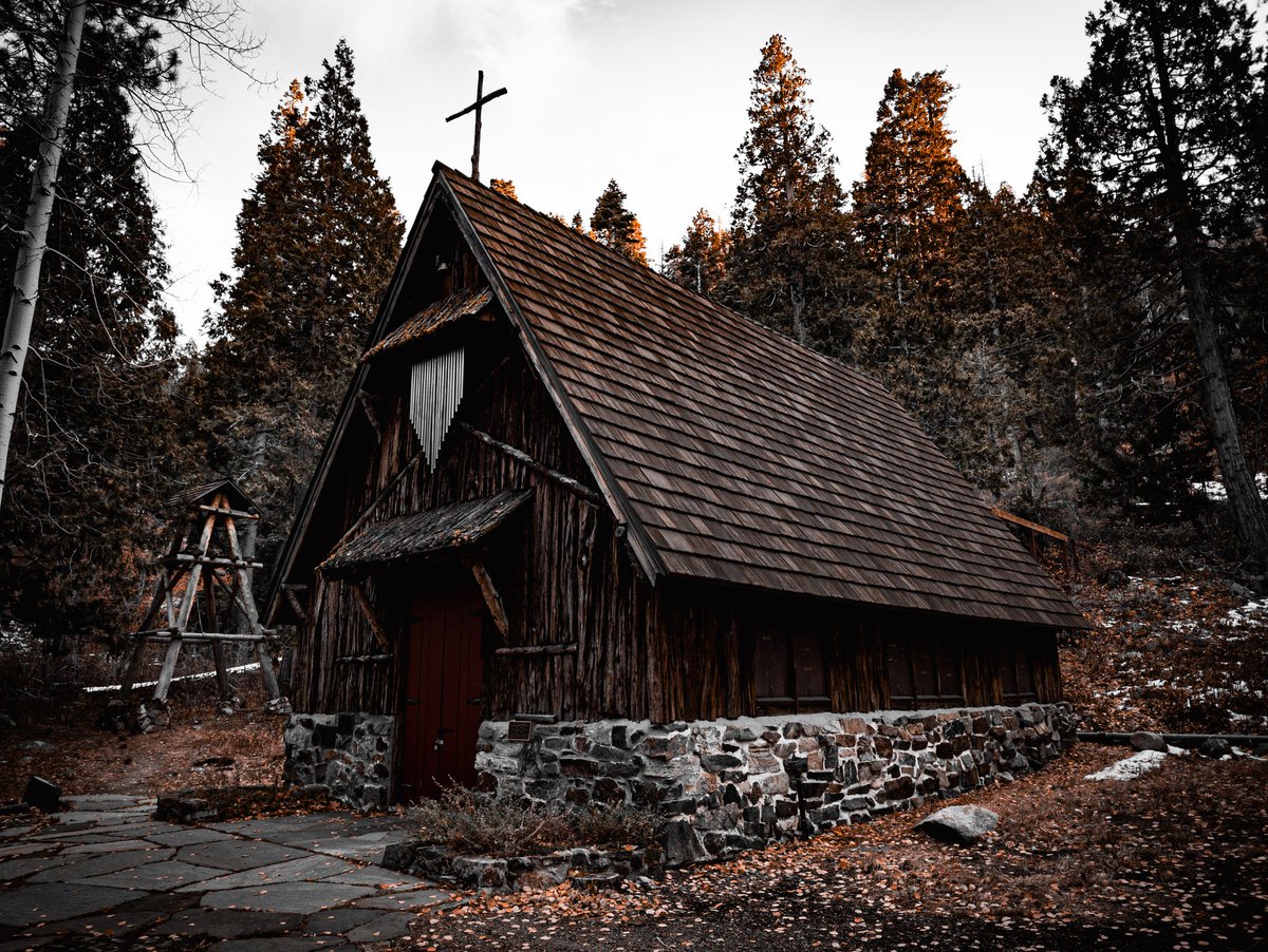 Рядом с Fallen Leaf Lake стоит вот такая часовня с отделкой из секвойи
