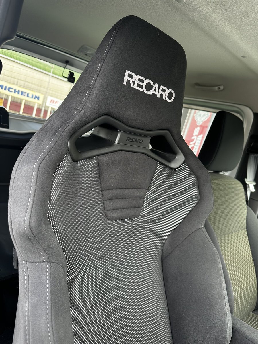 PIRELLI_4kaichi's tweet photo. スズキ ジムニーシエラに
レカ���《SR-C BK100H》を取り付け！！
カラーはブラック×シルバー、ヒーター付きのアームレスト付きになります🙌

#RECARO  #レカロシート
#ジムニーシエラ
#三重 #四日市
#ピレリ四日市 https://t.co/b6aPQq1Cyf