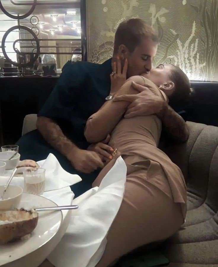 drewlegend_'s tweet photo. solo soy una chica que quiere una vida como la de hailey bieber 💅 https://t.co/FkhMHGI6yH