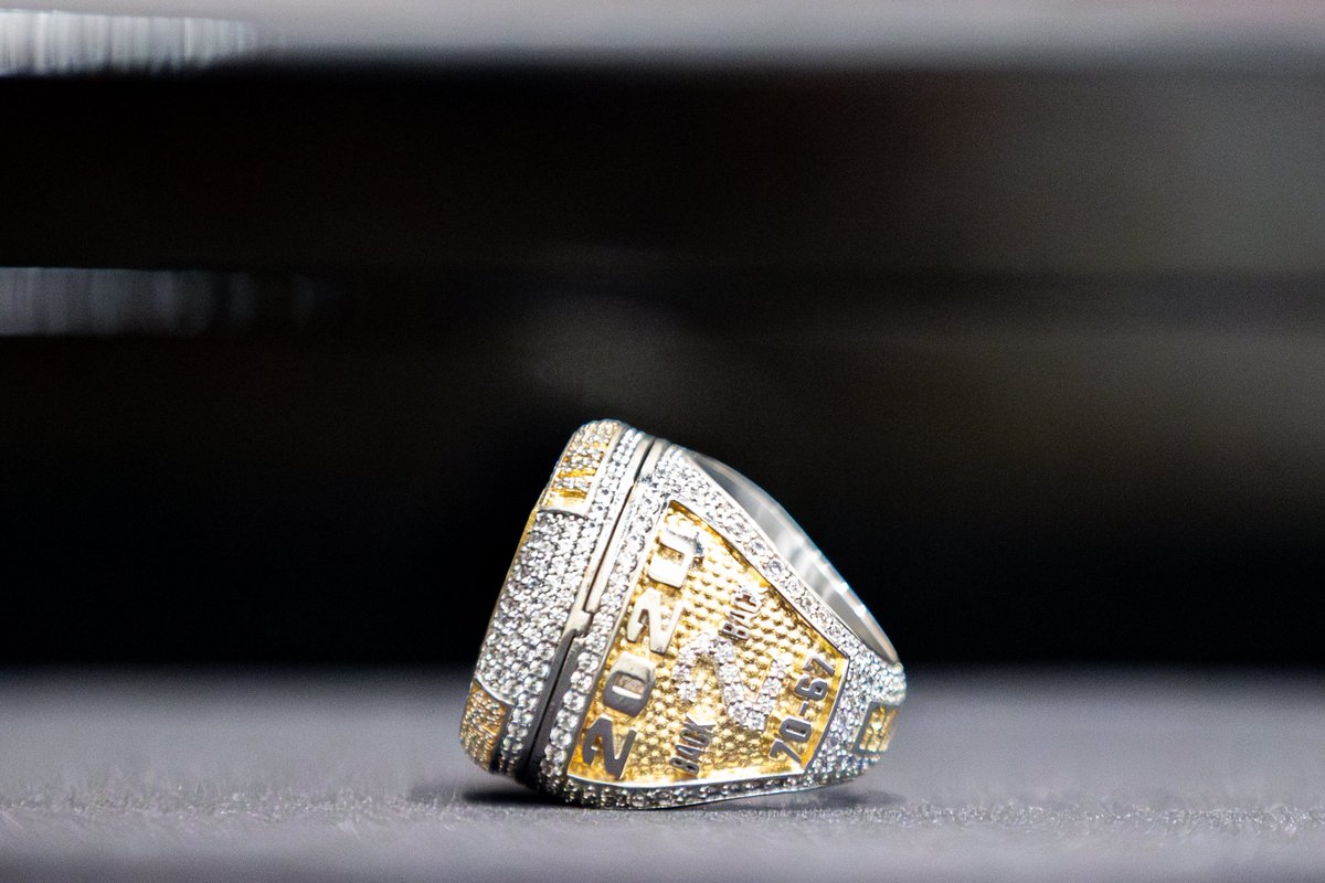 Celebrating the champs! 👏 💍 

Tonight Ravens women's basketball received their 2024 National Champion rings!