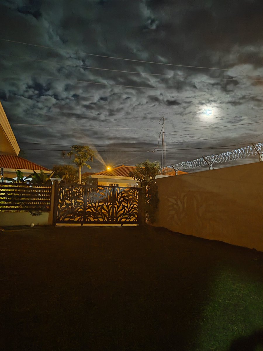 alciraque's tweet photo. La Luna tampoco se deja y sigue luchando con las nubes. #DesdeMiPatio #LeVille #Azuero https://t.co/lrxU7VL5qm