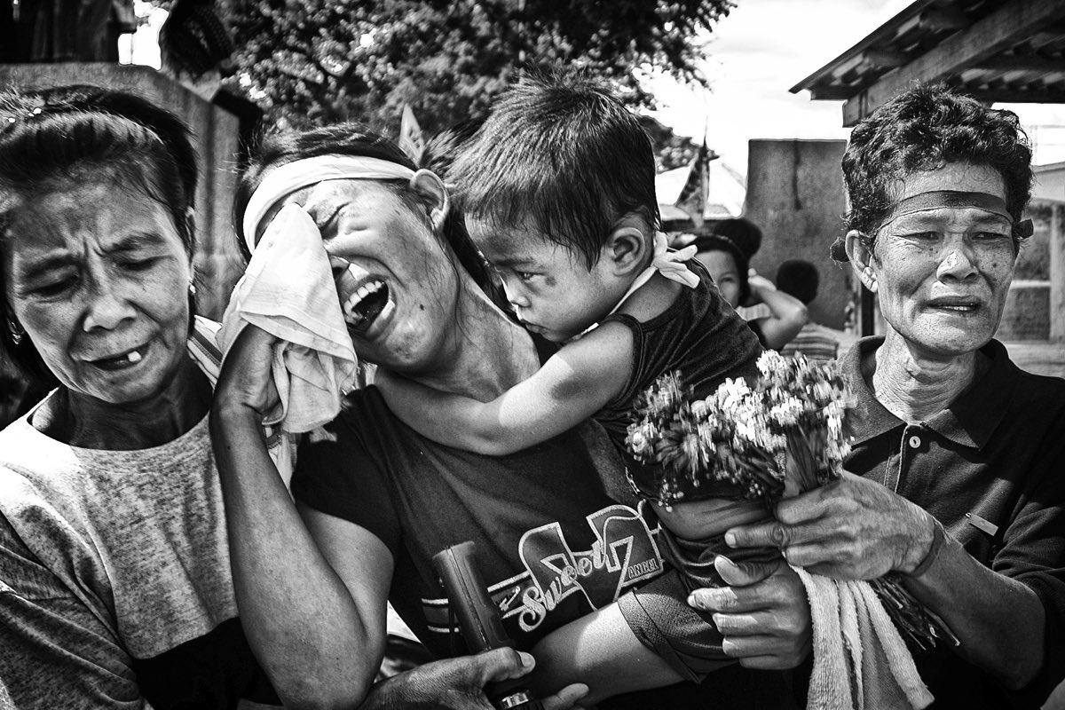 natoreyes's tweet photo. Today marks the 20th anniversary of the Hacienda Luisita Massacre which was rooted in agrarian struggle. Seven people were killed when police opened fire on striking famers. Not one police officer has been held accountable for the deaths. No justice. (Photos by Jes Aznar). https://t.co/3Yv5ZI5ZrM