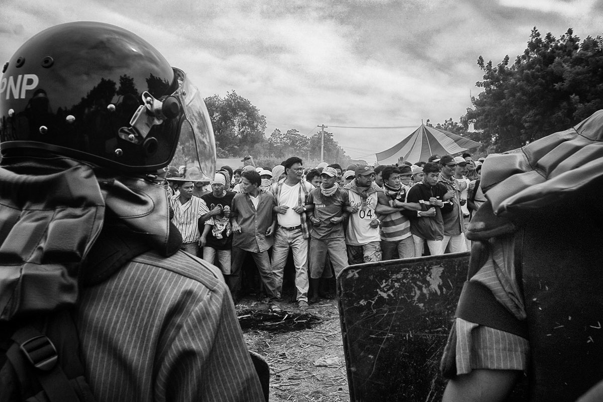 natoreyes's tweet photo. Today marks the 20th anniversary of the Hacienda Luisita Massacre which was rooted in agrarian struggle. Seven people were killed when police opened fire on striking famers. Not one police officer has been held accountable for the deaths. No justice. (Photos by Jes Aznar). https://t.co/3Yv5ZI5ZrM