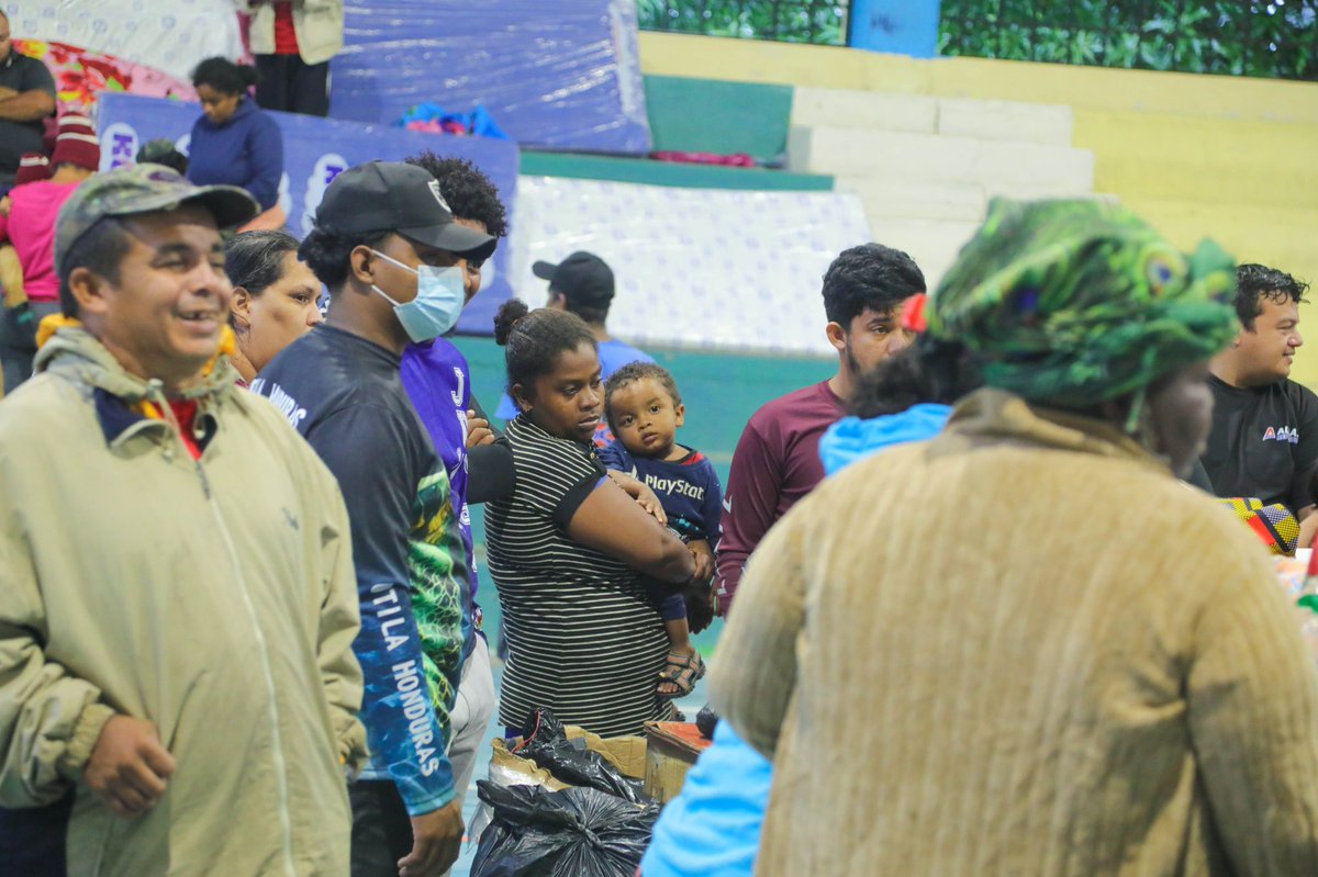 #NoticiasFAH || Tu #FuerzaAereaHN a través de la Base Aérea “Coronel Héctor Caraccioli Moncada” #HCM continúa con el apoyo a pobladores de La Ceiba, Atlántida, en esta ocasión con el traslado hacia refugios de emergencia desde la Colonia Suyapa, esto debido a las lluvias causadas