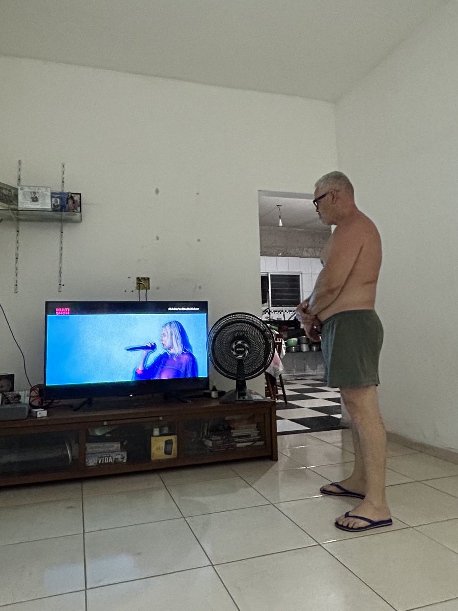 arrobacrara's tweet photo. este homem é o maior fã de linkin park. e é meu pai. pois ele ta assistindo o show na pose de pai e cantando todas. hoje ele é a pessoa mais feliz do mundo #linkinparknomultishow https://t.co/tE08zQMsXi