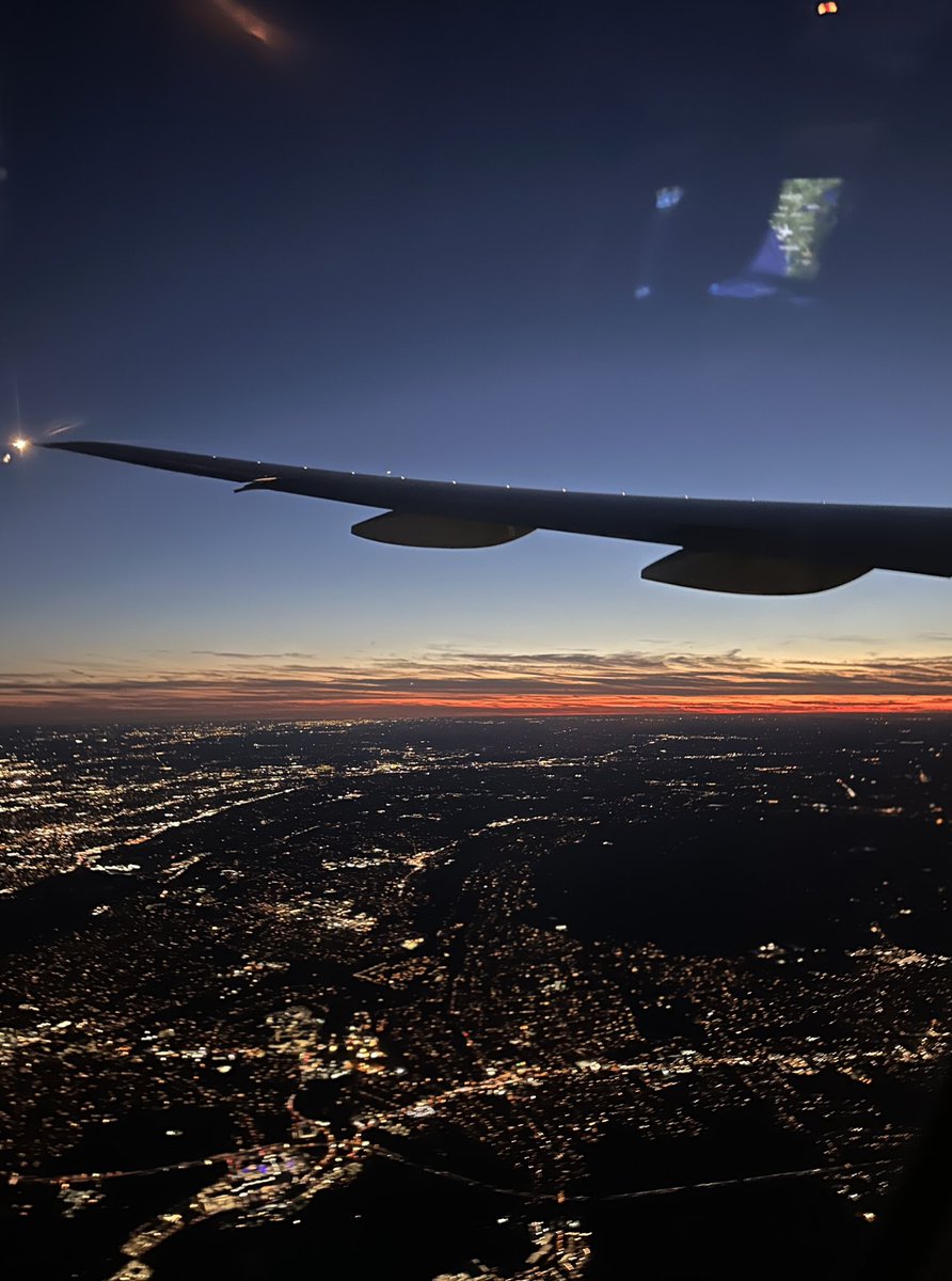 LeftCoaster44's tweet photo. @TheRealHoarse Well, they re-tired the plane flying hubby and me from Newark to San Francisco, and with time saved in flight, we landed only 1 hour late—plus we got to see some cool lights and a nice sunset too 😊 https://t.co/vzGa9Cifix