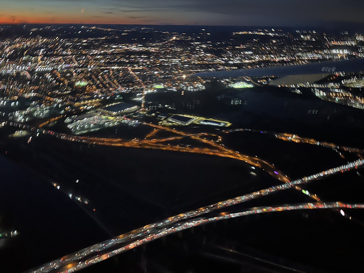 LeftCoaster44's tweet photo. @TheRealHoarse Well, they re-tired the plane flying hubby and me from Newark to San Francisco, and with time saved in flight, we landed only 1 hour late—plus we got to see some cool lights and a nice sunset too 😊 https://t.co/vzGa9Cifix