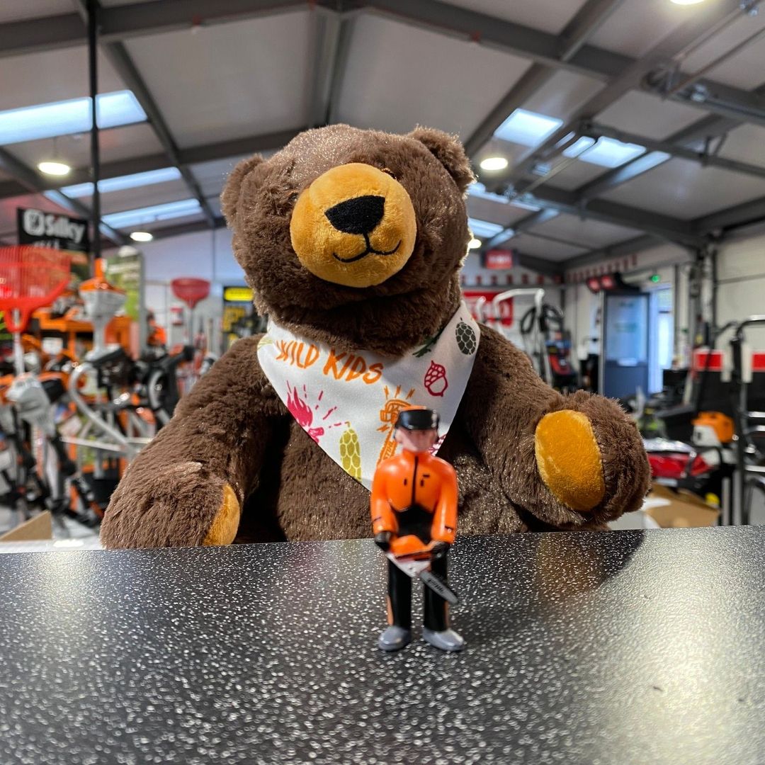 HE'S BEHIND YOU!
This morning Lumber Jack's hanging out with his new friend Joe the Bear.
Pop and see them both this morning.

This beautiful @STIHL_GB bear is currently available for £10.49 and would make a lovely Christmas Gift.
WE'RE OPEN FROM 8am UNTIL - 12pm