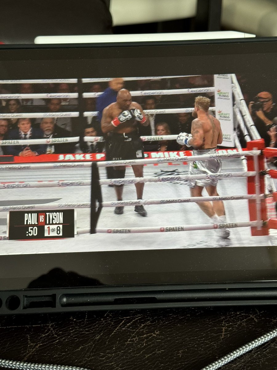 マイクタイソンVSジェイクポール
観戦中