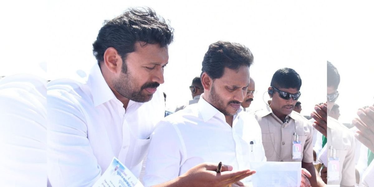 patriotatwork99's tweet image. Search warrant issued on #AvinashReddy PA Raghava Reddy. 

Raghava Reddy is in hiding since last one week. 

Varra Raveendra Reddy mentioned that his social media abuse was posted according to directions from #AvinashReddy&apos;s PA Raghava Reddy.