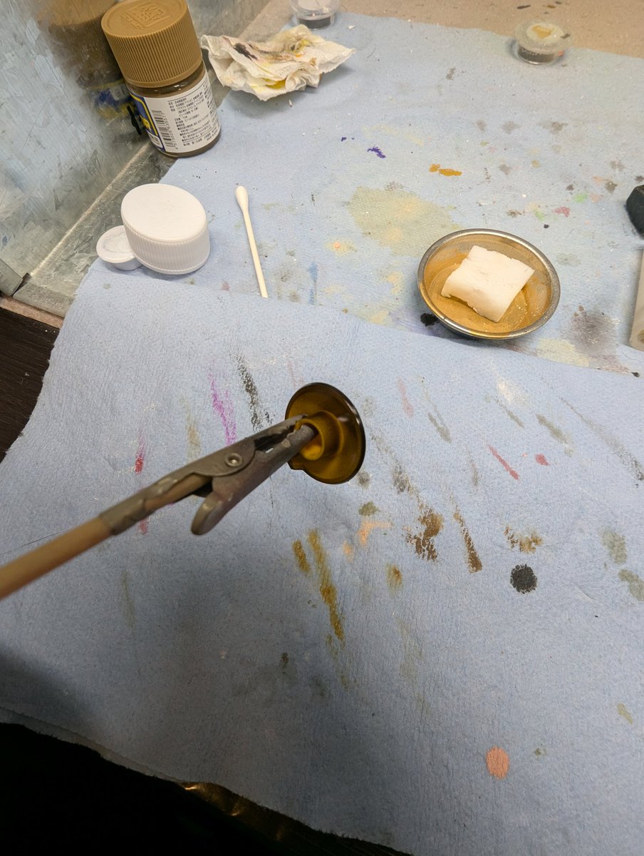 Snnijntje's tweet photo. クレオスの新GGX ブラック、サクっと一巡吹いたらテッカテカ。これは素晴らしい。成型色オレンジのハロがピカピカブラックに。新色が待ち遠しい。 https://t.co/ETBiVxDat8