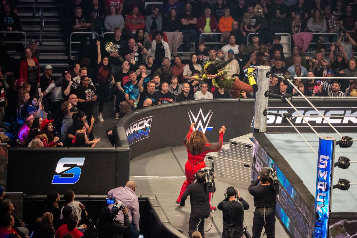 The best way to spend a Friday night. 💪😎

Thanks for packing the house for <a href="/WWE/">WWE</a> #SmackDown, Milwaukee! 🔥