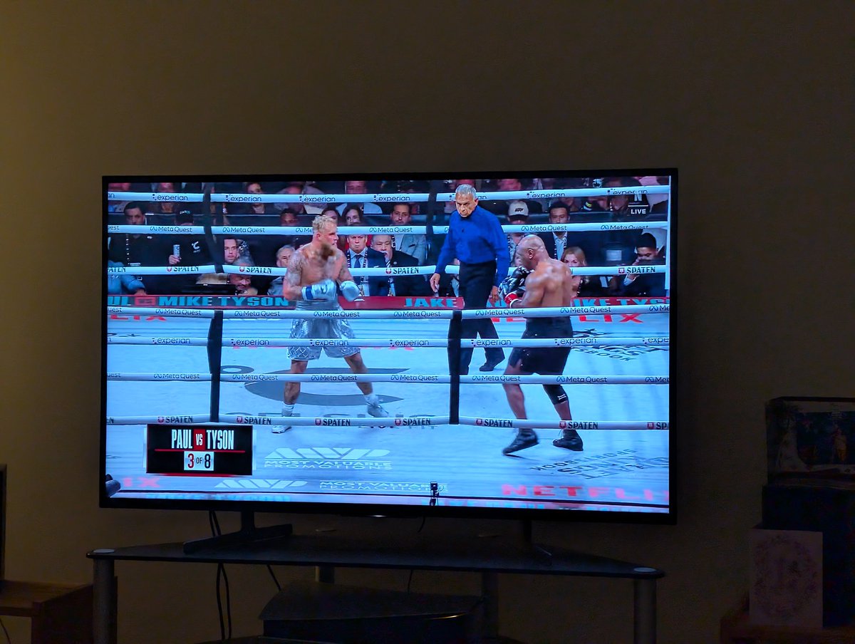 JPaulG's tweet photo. Round 3 of #PaulTyson looked a bit wobbly for Iron Mike. Hope I'm wrong 🙏🙏🙏. 🥊 #Netflix試写会 #TysonvsPaul #TysonPaul #boxingstream #TysonXPaul https://t.co/NcOviabSQS