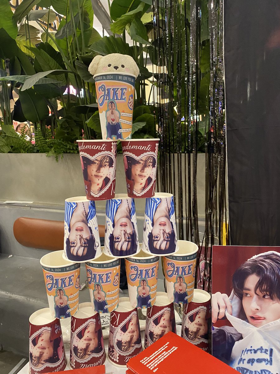 sjakedaily's tweet photo. Jake is waiting for you~ 

In collaboration with @Cafe113O’s RandomantiKEU, celebrate two Jake birthday CSE in one event! 

You can grab your Come & Go CSE kits now here at ChaTraMue. 

#sjakedaily #Cafe1130