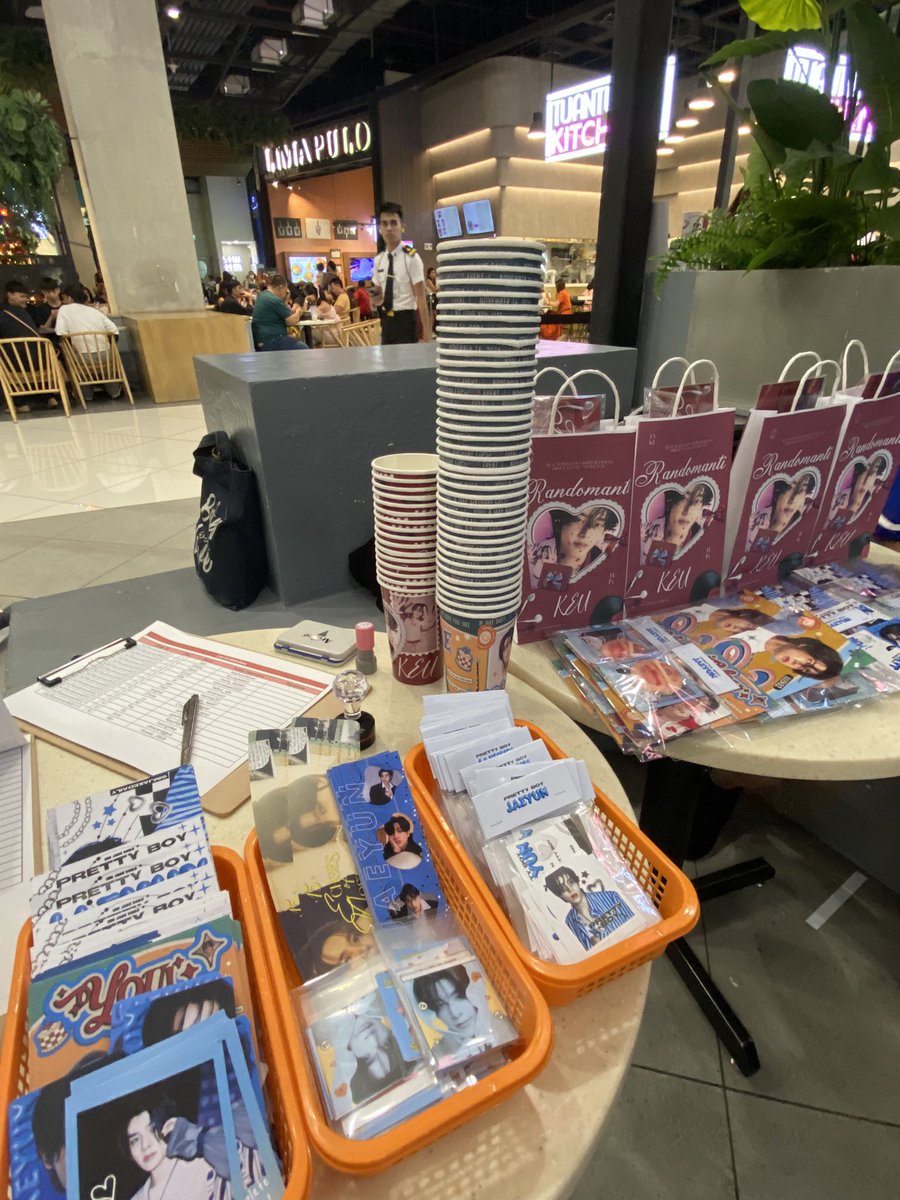 sjakedaily's tweet photo. Jake is waiting for you~ 

In collaboration with @Cafe113O’s RandomantiKEU, celebrate two Jake birthday CSE in one event! 

You can grab your Come & Go CSE kits now here at ChaTraMue. 

#sjakedaily #Cafe1130