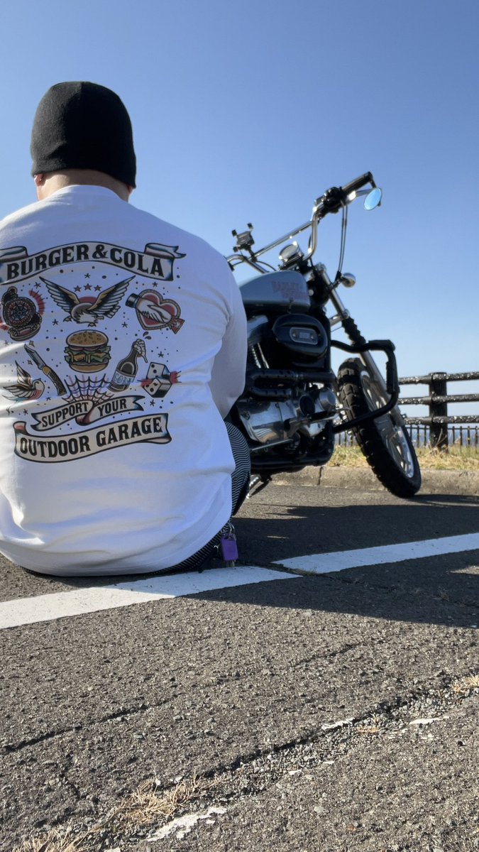 CBaggKMK's tweet photo. 年内(おそらく)最後のハーレーちゃんとのデート
もちろん青森市が誇るランブルバーガーさんをテイクアウトして海へ🍔
さっっっむいw
でも楽しかった✨
新作のBurger&Colaも良い感じ。
#883l
#burger_and_cola
#runbleburger https://t.co/1T40Vhu4d2