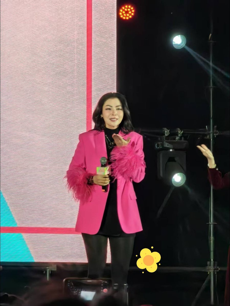 flying kiss 💋 

FAYE QINGDAO FAN DAY
#FayeFMQingDao