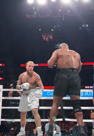 yoxics's tweet photo. Official Mike Tyson vs. Jake Paul stats 

1 Old Ass mf
1 Trash Ass mf
0 Big Punches
16 Minutes of Garbage https://t.co/QoPo0zBrS0