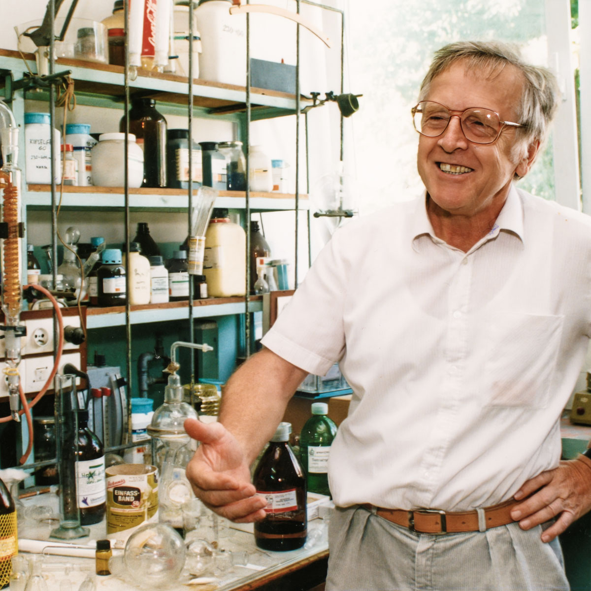 🎁HBT Mieczysław Mąkosza turning 90 today. Born in Belarus he studied chemistry at the universities of Rostov-on-Don and Leningrad (now again St. Petersburg) from where he received a Master of Science in 1956. He then moved to the Technical Univ. of Warsaw <a href="/WUT_edu/">Warsaw University of Technology</a> to work