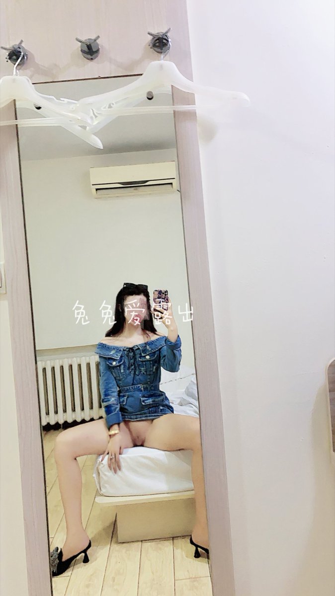 ayou1376's tweet photo. 两张一起拍的照片，姿势也差不多，是喜欢我在屋里拍还是户外露出拍呢 https://t.co/osdRgh2AlX