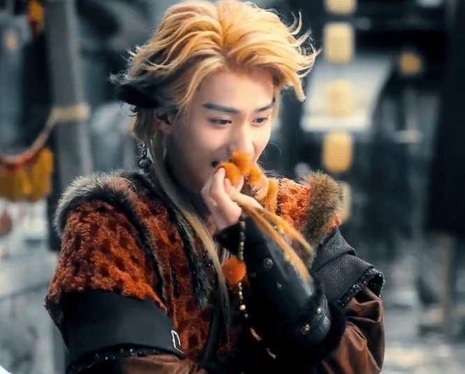 ⠀

“อู๋ไป๋ !!!!!!!”

ทันทีที่ขายาวก้าวถึงเขตเรือนแล้วกวาดตามองจนทั่วก็ไม่พบน้องชายตัวเอง อู๋ซินก็ส่งเสียงเรียกจนกึกก้องไปทั่วบริเวณ

น้องชายเขาคนนี้ไม่รู้หายหัวไปไหน คงไม่ใช่โดนใครล่อหลอกด้วยตัวยาจนเดินตามต้อย ๆ ไปอีกนะ

“หรือโดนฝังไปกับต้นโสม !? อ๊ากก ไม่ได้ !!”

⠀