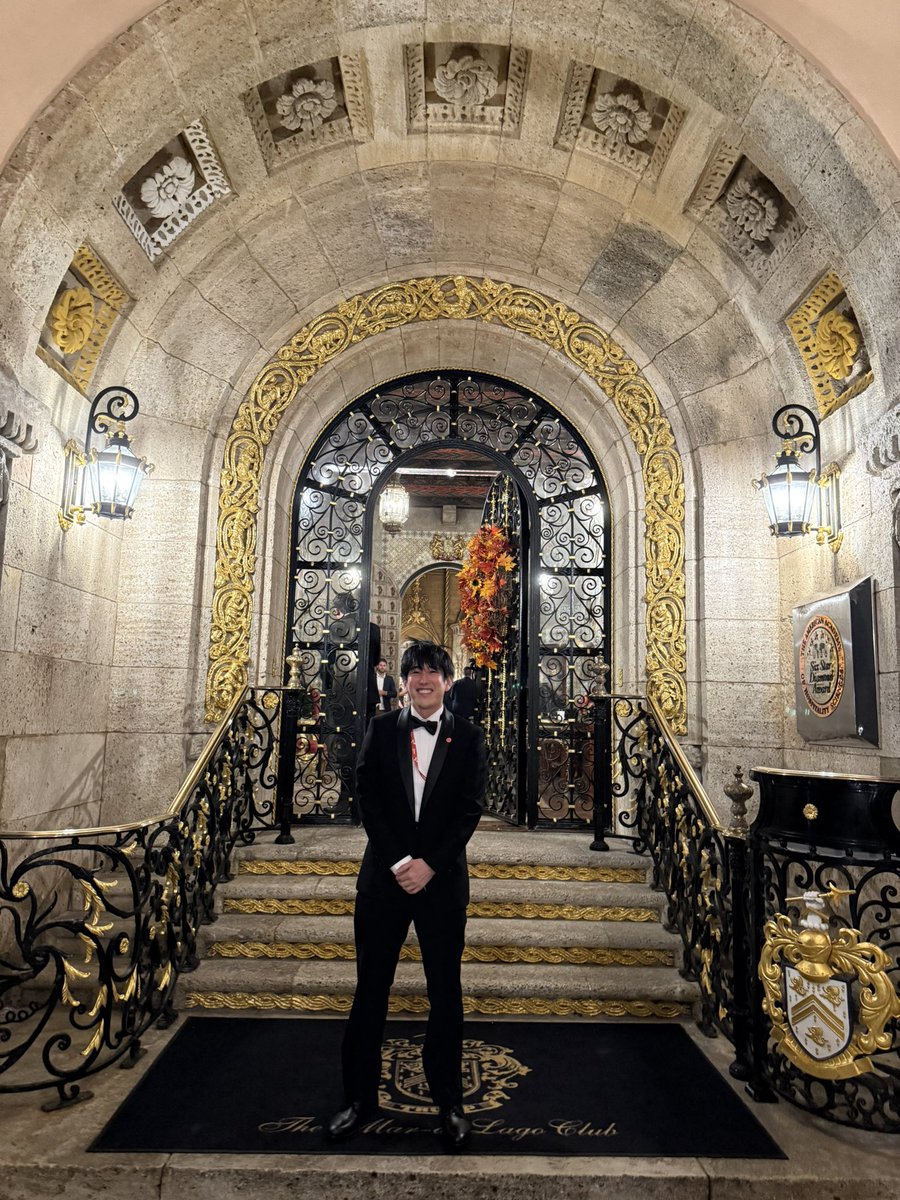 naokimanshow's tweet image. なんと！！！！！！！

素敵なご縁で…….フロリダのトランプ大統領のマーアラーゴーのお家に遊びに行かせていただきました〜！！

密度な交流はできませんでしたが、この激アツなタイミングでトランプさんとお会いできるのは本当にありがたき貴重な体験でした！

今後も面白い世作り頑張ります！…