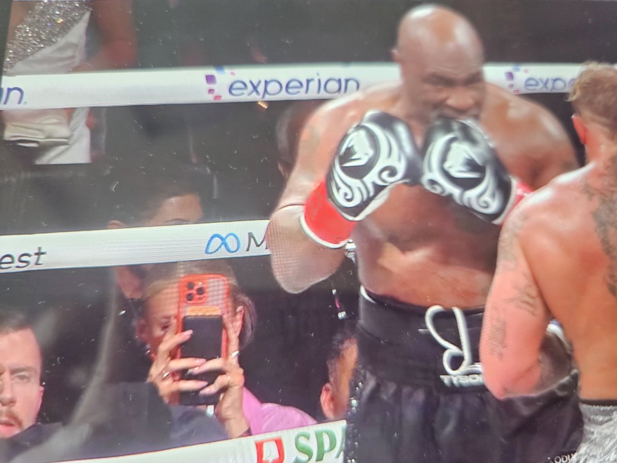 coinfudge's tweet image. Mike fought with his glow only...
#MikeJake