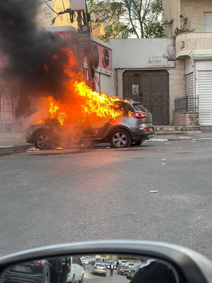 TMPnewsAgency's tweet photo. 🚨 Earlier today, a zionist settler entered the town of #AbuDis, east of occupied #AlQuds, harassing local residents and threatening to demolish a mosque.  

In response, local #Palestinian youth burned and destroyed the settler's vehicle, forcing him to flee. Clashes later broke out between the local Palestinian youth and the occupation forces. (Media 4)

The treacherous "Palestinian" Authority” eventually intervened, securing the area and ensuring the settler’s safety before handing him over to the IOF.

#Israel