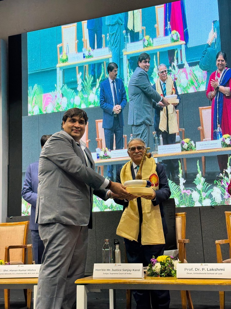 karnavati_uni's tweet photo. Felicitation of our esteemed guests - Hon’ble Mr Justice Sanjay Karol, Judge - Supreme Court of India &amp; Shri Manan Kumar Mishra, Chairperson - Bar Council of India! 

We are beyond honoured to have you at Karnavati University ✨

#law  #mootcourt #karnavatiuniversity https://t.co/W6d2apRSvo