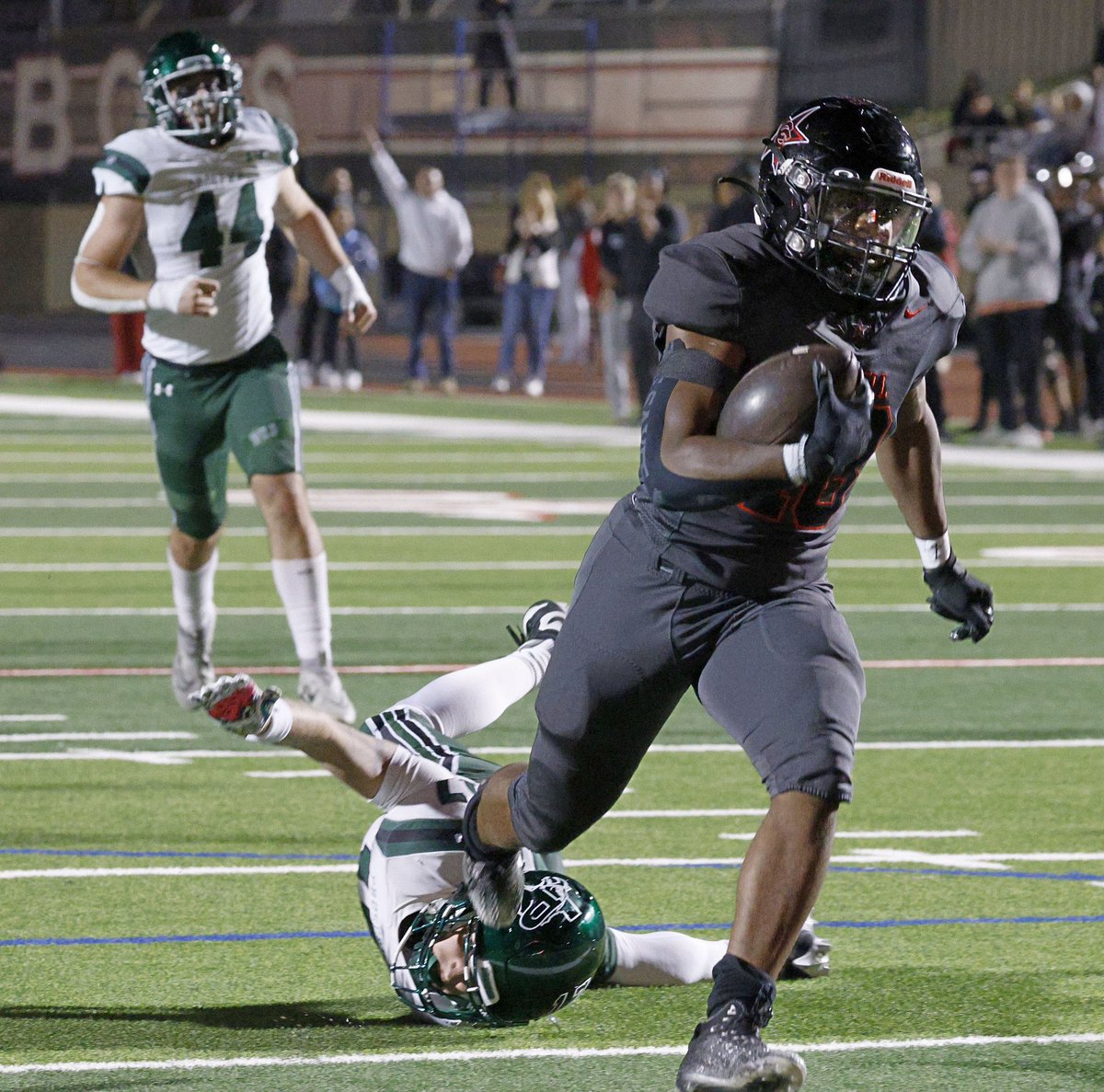 WHAT A GAME! <a href="/coppellfootball/">Coppell Football</a> beats Prosper in the biggest Bi-District round battle in Texas! Nearly 10,000 were on hand to see the Cowboys storm back from being down 21-7 to win 35-27. <a href="/Josh_Lock06/">Joshua Lock</a> scored 2 TDs. Next up: Lake Highlands. #TXHSFBPlayoffs #Journey2St4te #CFND