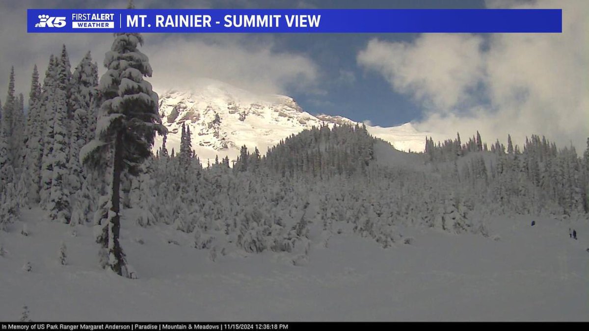 AClaibonWx's tweet photo. Sun in the lowlands today and in the mountains. Dry Huskies game, tonight but rain/wind/some mountain snow this weekend. Snow levels briefly go above pass level Saturday night->Sunday morning, so there will be some melting too. Have a great weekend! #k5fall #k5weather #wawx #TGIF https://t.co/YfQLVBTH2E