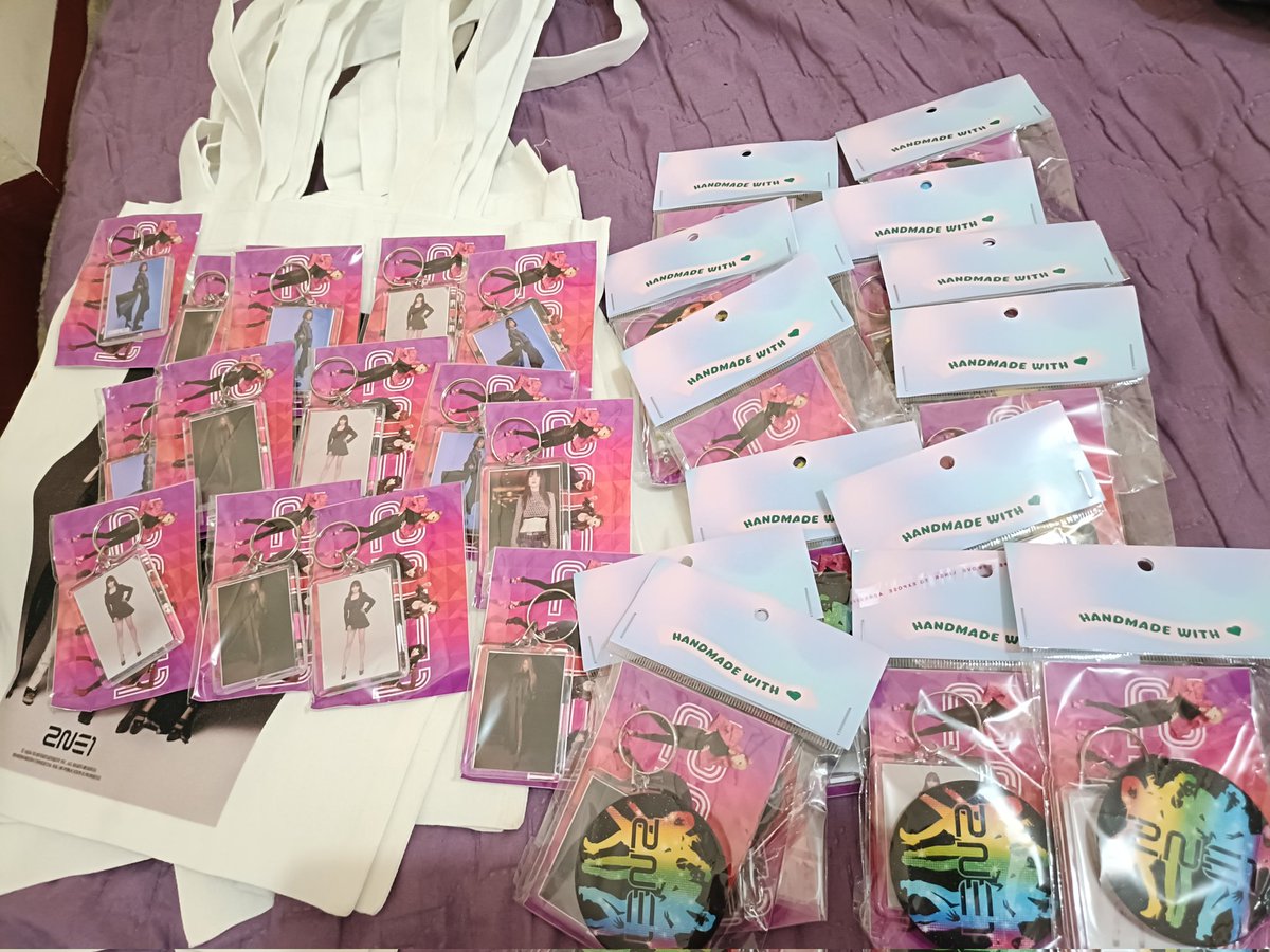 DGapplers's tweet photo. 2NE1 2024 WELCOME BACK
 IN MANILA Freebies
🗓 Nov 17, 2024
📍 MOA Arena

Mechanics:
🌴 1:1 ratio
🌴 kindly tag @DGapplers if u get these freebies

Freebies:
🌴 Limited quantity of tote bags
🌴Pins
🌴 Key chains

#2NE1WELCOMEBACKinMANILA 
#2NE1_WELCOMEBACK #2ne1 https://t.co/UDyK2kEzHg