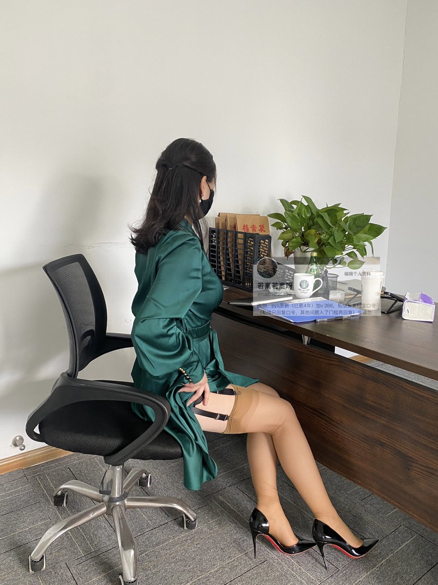 裙子柔软的丝绸质地，唤醒复古年代的生机👗 https://t.co/6epqsFrbBR