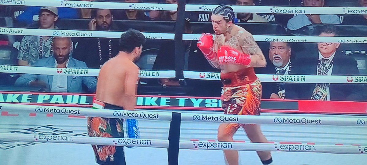 CairoAndres's tweet photo. Empezamos 💣💣 #GoyatvsNunes #NetflixStreams #NetflixFight #tysonvspaul https://t.co/3VWCnFDxxP