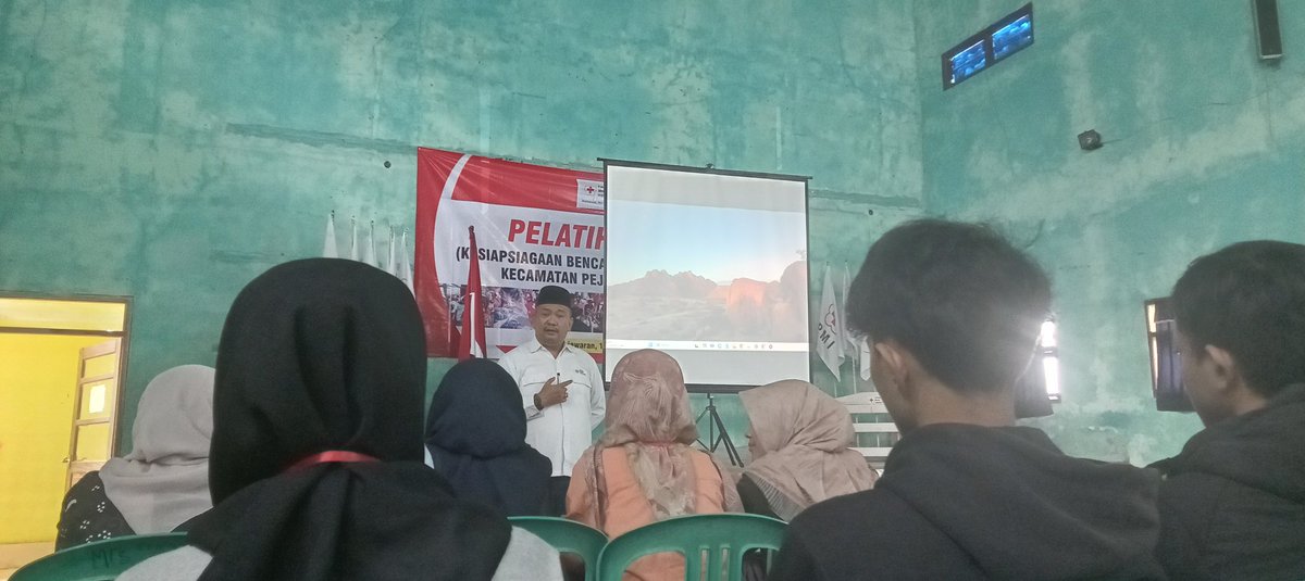 Kabid Penanggulangan Bencana Alam PMI Kab. BANJARNEGARA <a href="/andrikomplong/">Andri Sulistyo</a> beri materi kebijakan pemerintah dlm penanggulangan bencana di pelatihan KBBM Kec.Pejawaran yg di gelar di GOR MTS Muh. Sarwodadi (15/11)

Pelatihan diikuti oleh 35 relawan perwakilan desa di Kec. Pejawaran