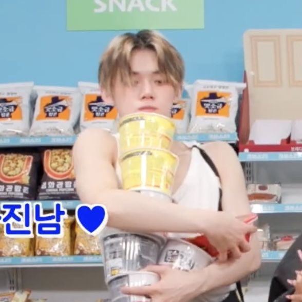 kitgyuz's tweet photo. My saved folder 📁  of yeonjun being a food lover 🥹

🍜jjunie eats thread https://t.co/0LyokZTufW