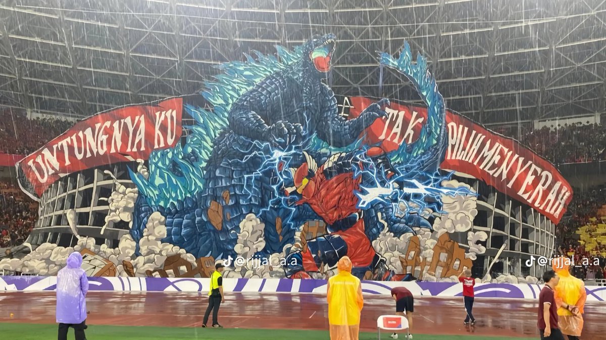 Koreografi karya La Grande Indonesia, di pertandingan Indonesia vs Jepang kemarin.

Gundala vs Godzilla yang keren abis. Mana pas hujan lagi ⚡

📷 Rijjal_a.a TikTok