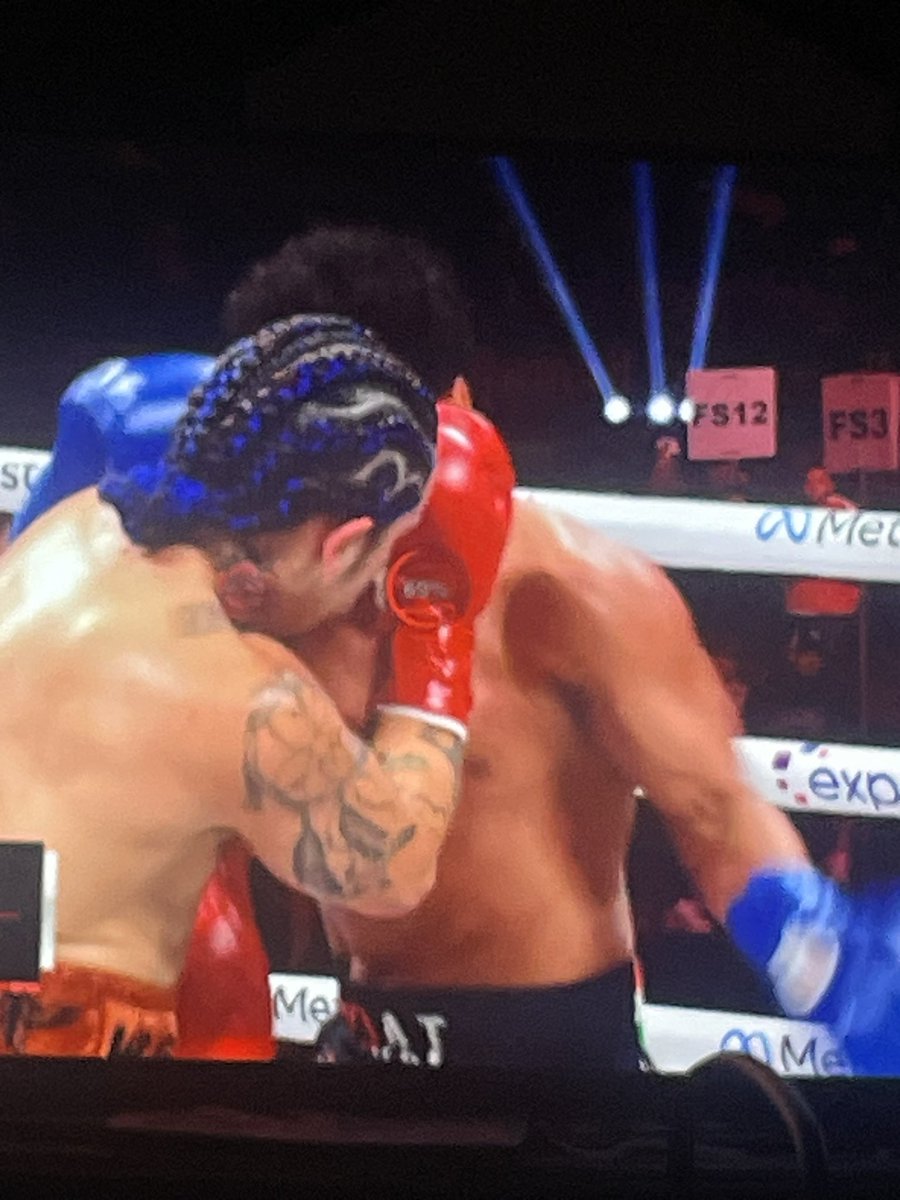 nataledan21's tweet photo. @netflix really freezing screen already the fight everyone wants to see is still 3.5 hours away figure it out https://t.co/K8FXEWVX3p