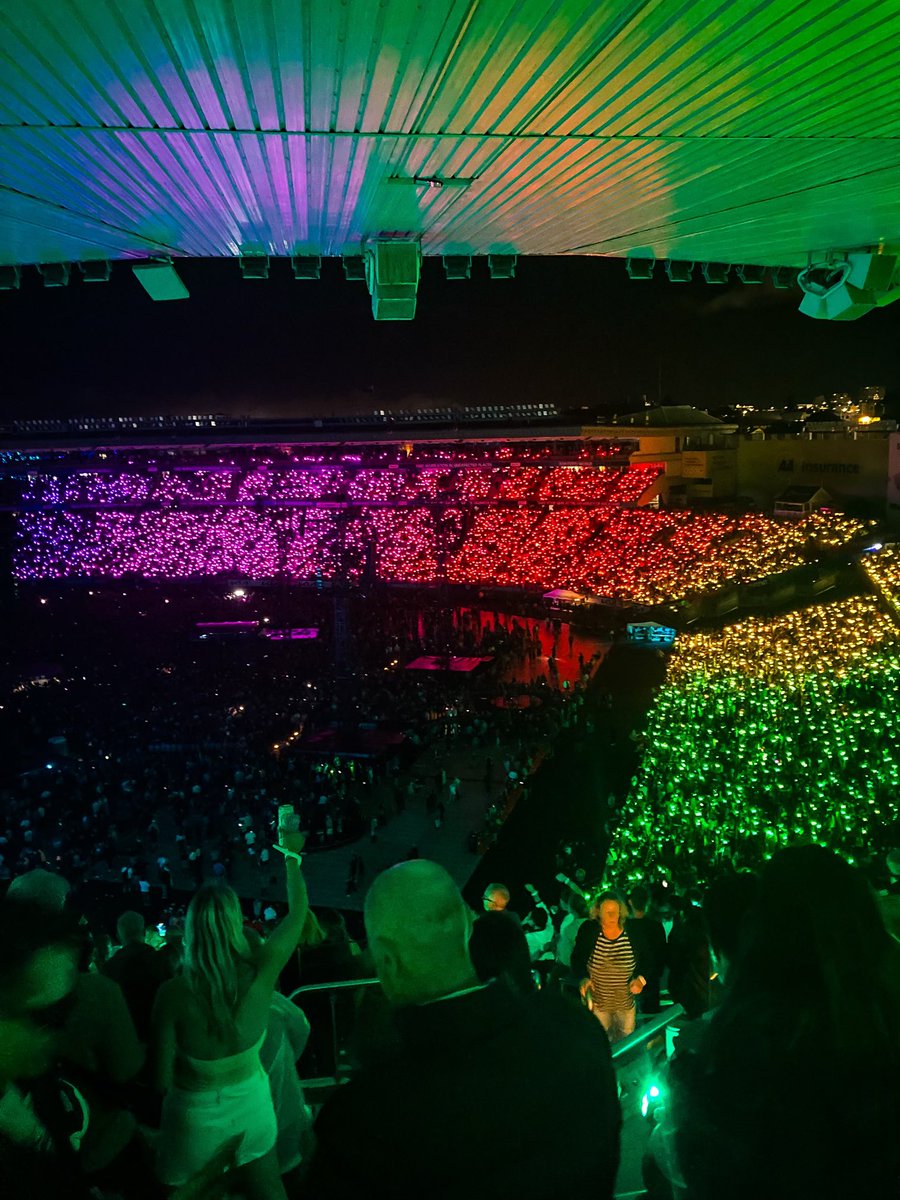 KiwiColdplay's tweet photo. @coldplay You guys are just the best making it all the way to the antipodes. When you leave the stage tonight Aotearoa will be happy/sad knowing we’ve seen the best in the world but it could be a while til we see you again…thanks so much for sharing with us https://t.co/jl395zBMVG